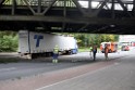 LKW blieb unter Bruecke haengen Koeln Ehrenfeld Innere Kanalstr Hornstr P339